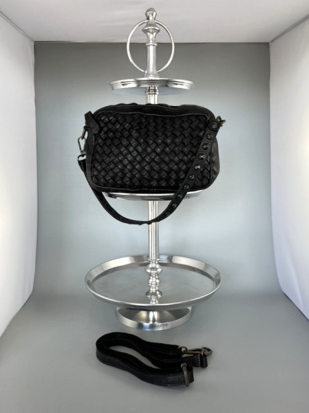 Kleine schwarze Vintagetasche mit Nietenhenkel