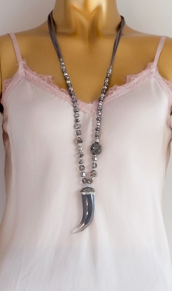 Kette in Grautönen mit trendiger Raubtierzahnnachbildung