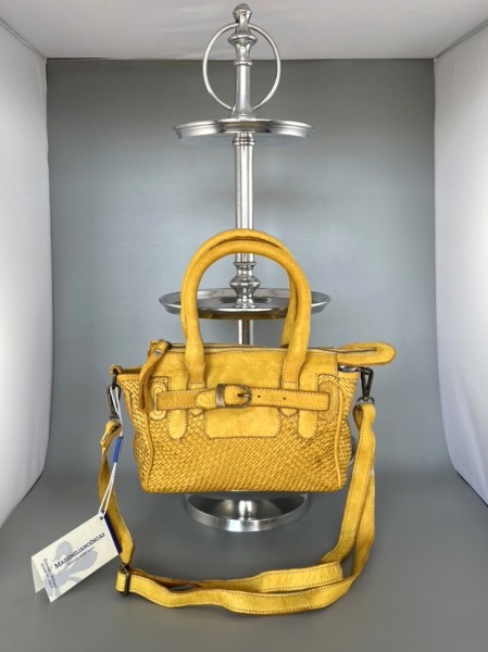 Kleine geflochtene, gelbe Vintagetasche mit Henkel