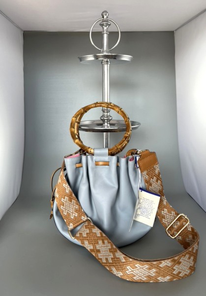 Ledertasche mit Bambusgriffen und trendigem Schulterriemen